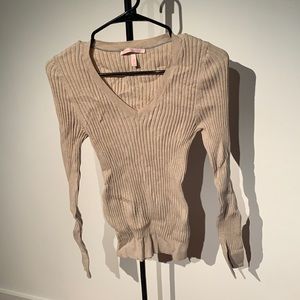 Beige ribbed v-neck long sleeved sweater - medium